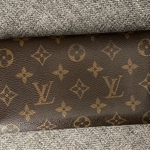 Louis Vuitton Monogram Sarah Wallet - Picture 10 of 13
